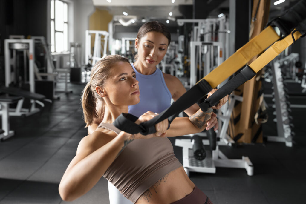 woman-helping-man-gym (1)